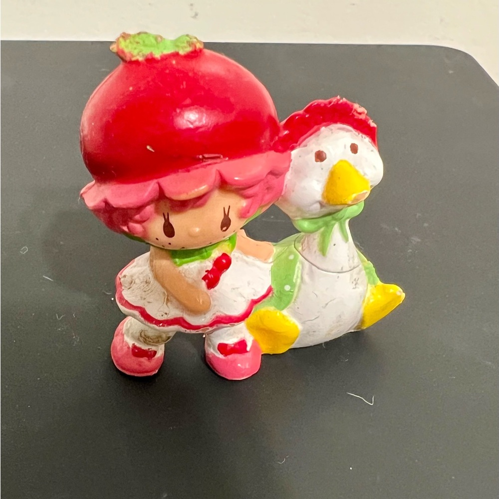 VINTAGE 1982 STRAWBERRY SHORTCAKE MINIATURES CHERRY CUDDLER W GOOSEBERRY KENNER